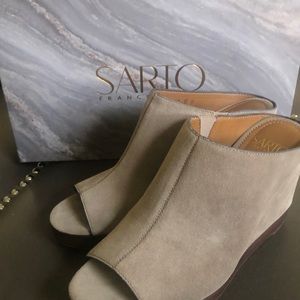 Wedge peep tone shoes